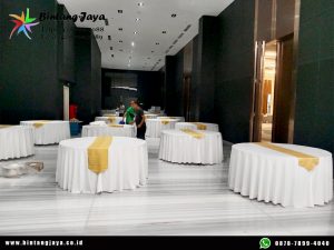 Sewa meja bulat taplak tebar putih plus runner Jakarta